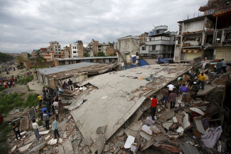 Sejumlah Gedung Roboh Saat Gempa 7 7 Sr Landa Nepal Antara News