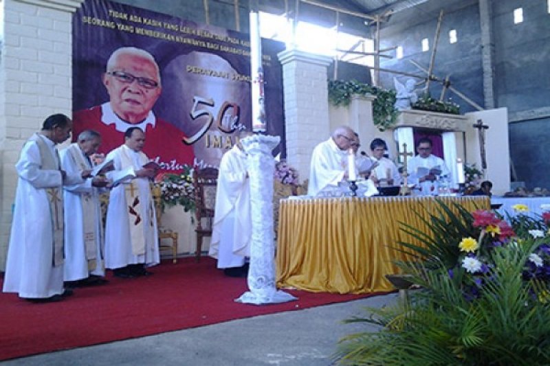 Pastor Heribertus Merung MSC rayakan 50 tahun Imamat