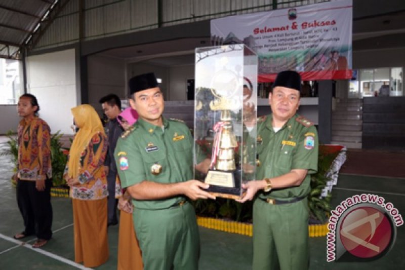 BUPATI SERAHKAN PIALA