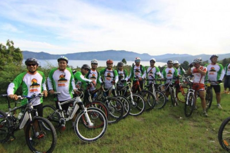Komunitas Sepeda Internasional Keliling Alam Samosir