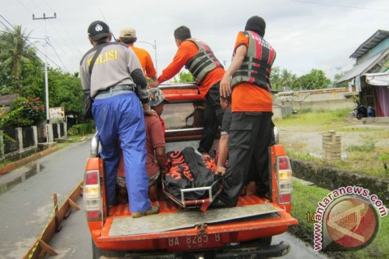 MAYAT ZULFIKAR DIBAWA TIM SAR MENUJU RSUD SOLOK