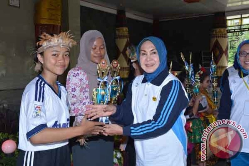 Ny HERIYATI PAIRIN MEMBERIKAN PIALA