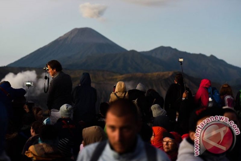 Wisatawan Dilarang Naik Ke Kawah Bromo - ANTARA News