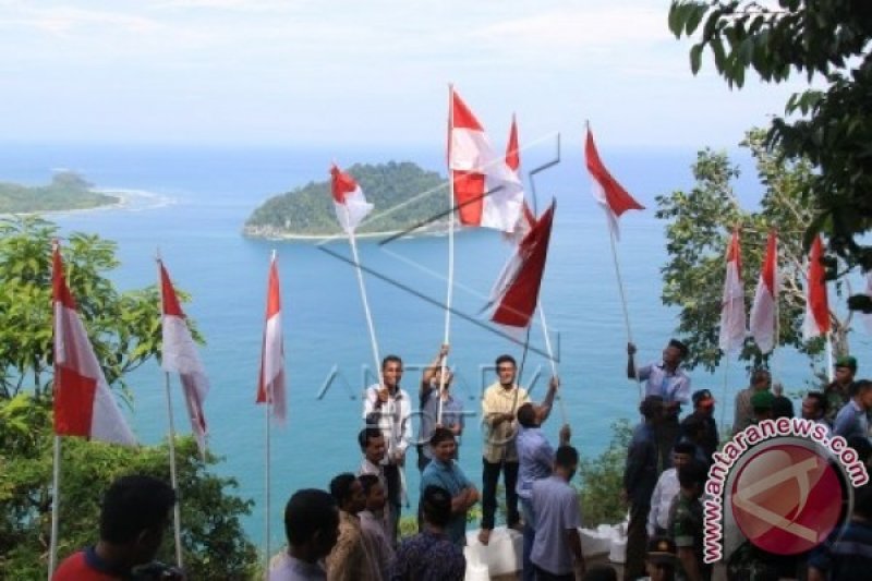 PENGIBARAN BENDERA PUNCAK GUNUNG GEURUTEE