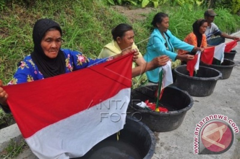 MENCUCI BENDERA MERAH PUTIH