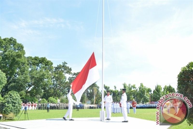 Menaikan Bendera Merah Putih