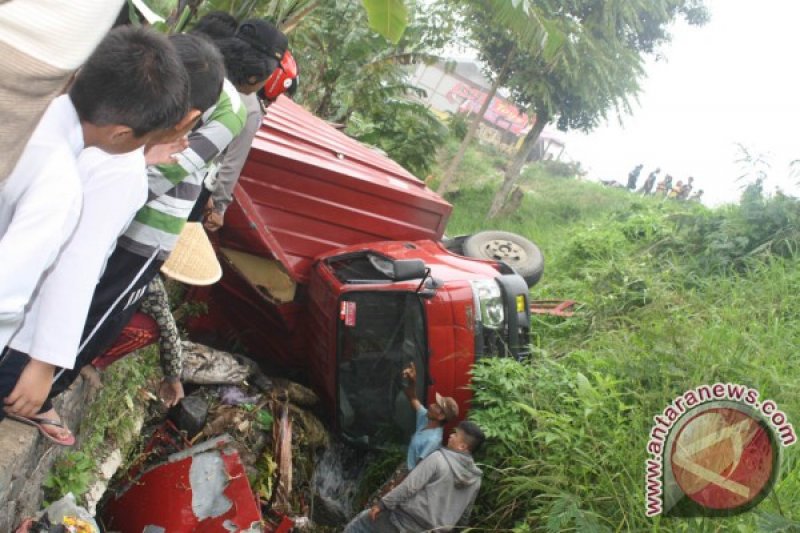 TRUK MASUK JURANG DI JALINSUM