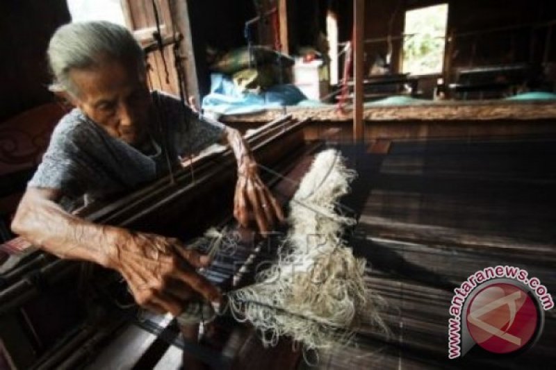 MENENUN SONGKET SILUNGKANG