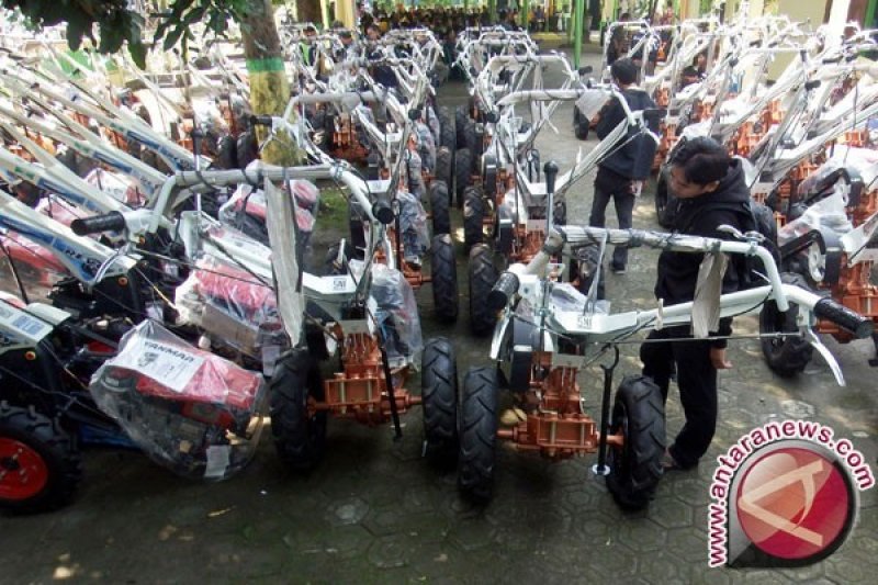 Kementan Serahkan 30 Traktor untuk Petani Sukabumi