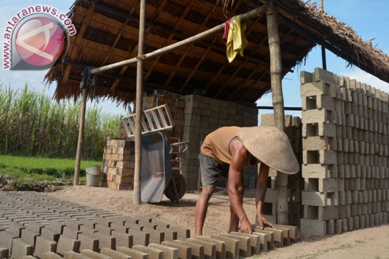 Produksi batu bata meningkat dimusim kemarau