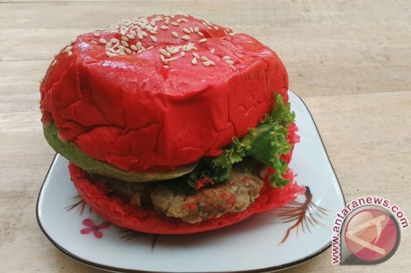 Burger Aneka Warna Imbangi Kuliner Berlabel Impor