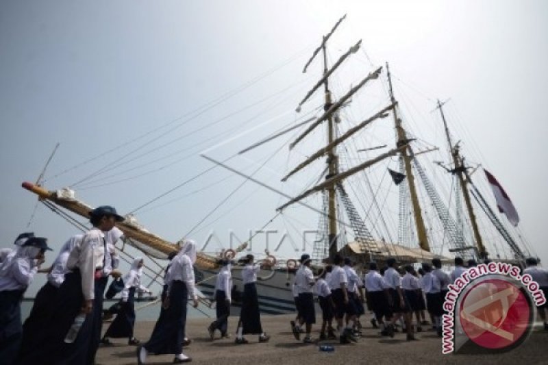 KRI DEWARUCI BERSANDAR DI MAKASSAR