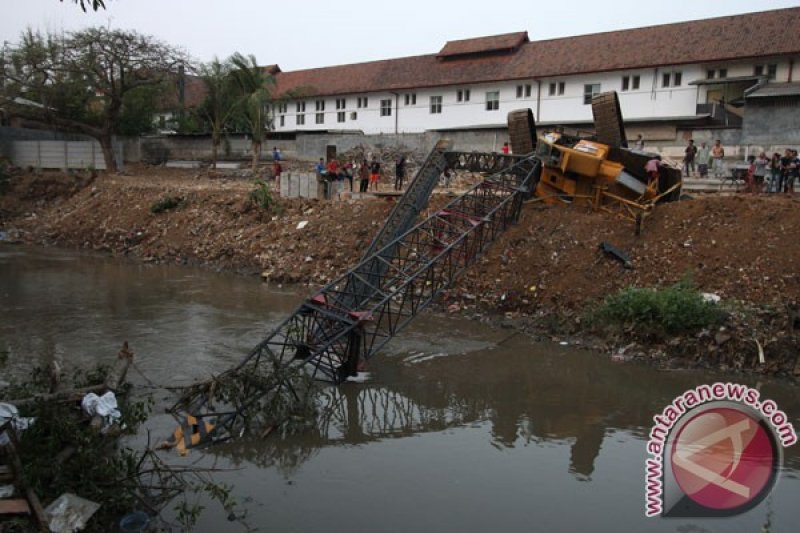 Crane Roboh Di Kampung Pulo