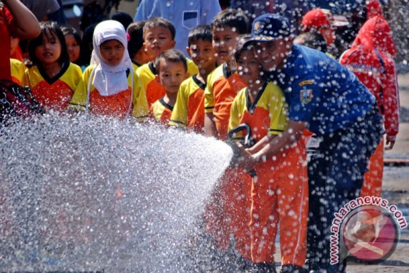 Pelatihan Pemadaman Api Bagi Anak  