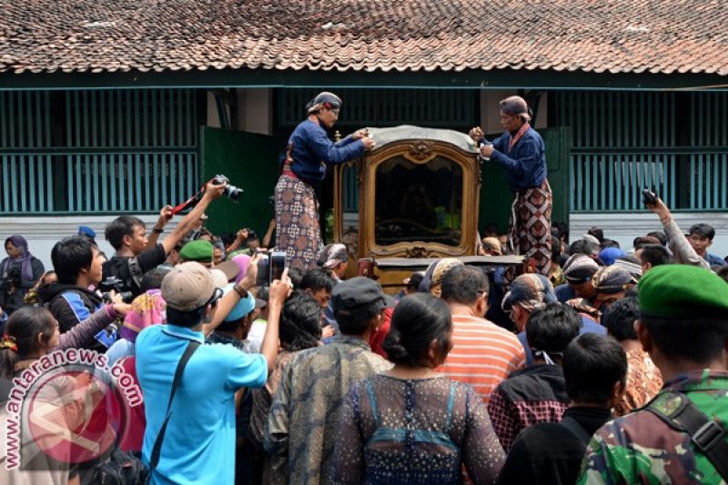 Jamasan Kereta Kraton