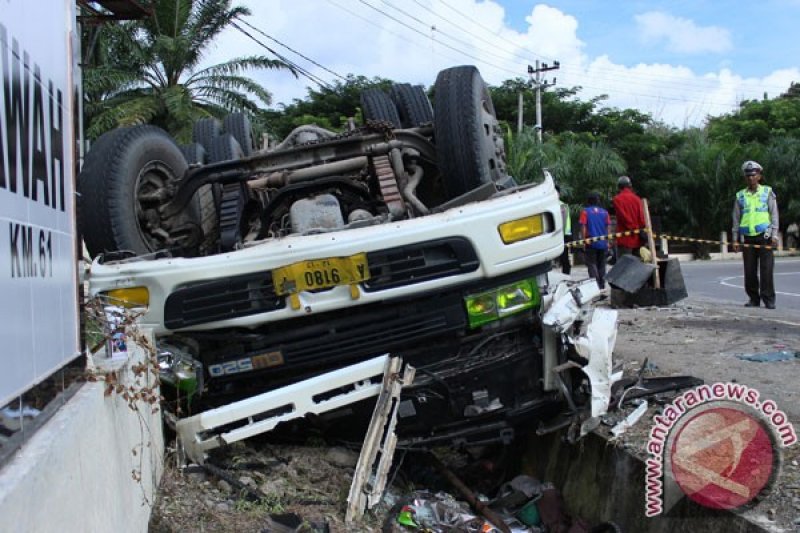 Truk Trailer Angkut Beton Terbalik