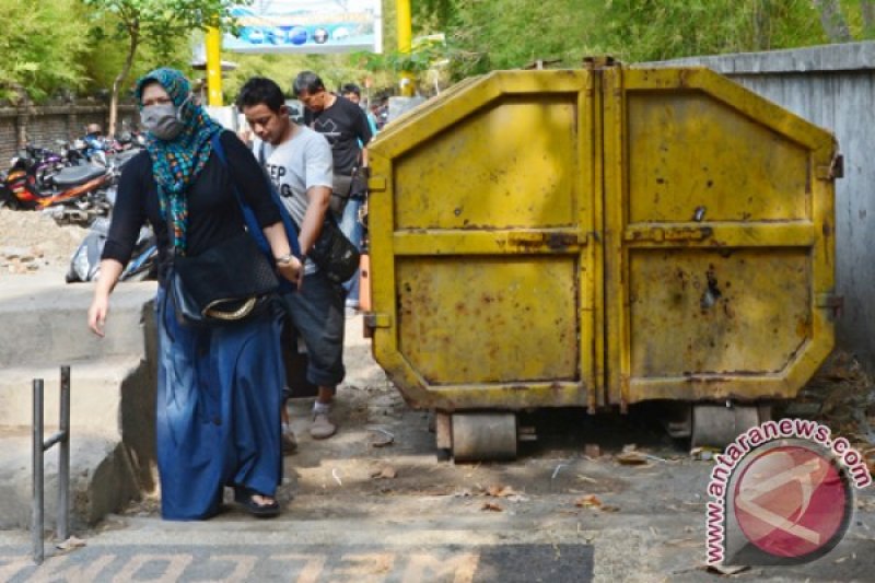 KONTAINER SAMPAH DIGERBANG MASUK PANTAI SENGGIGI