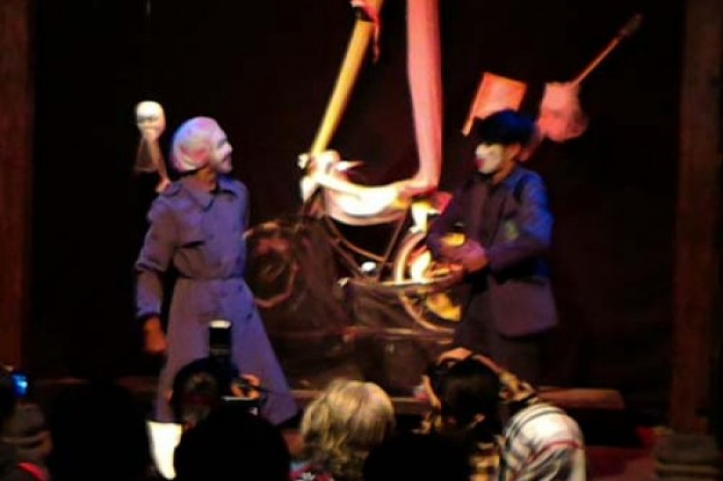 Teater Banyu Wonosobo Pentaskan "Sepatu" di FKN