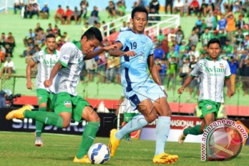 SURABAYA UNITED LAWAN PERSELA