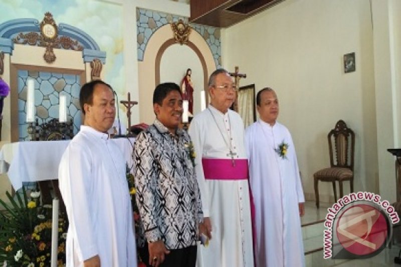 Uskup Manado dan Gubernur bersama pastor