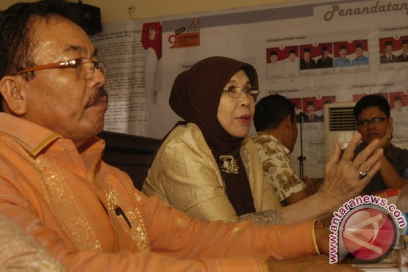 EMA YOHANA TINJAU PELAKSANAAN PILKADA 2015 DI SUMBAR