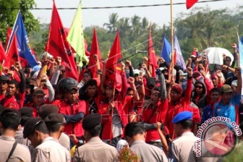 BURUH TOLAK UPAH RENDAH