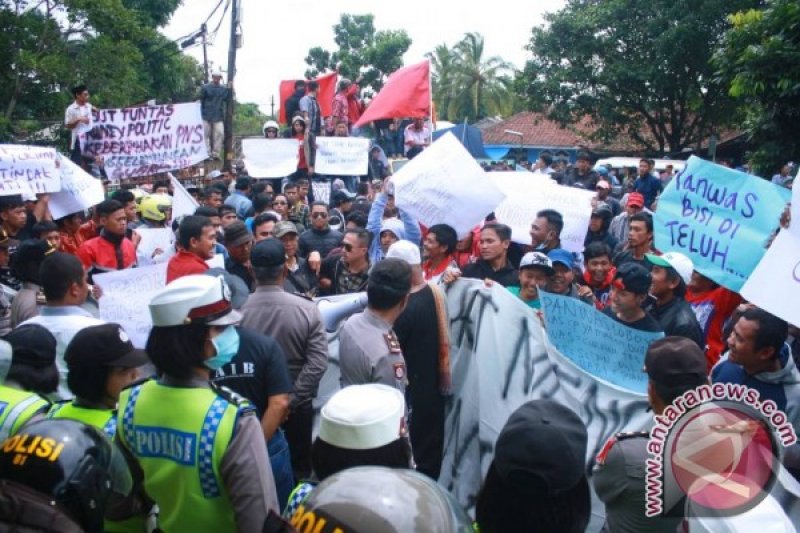 Ribuan Orang Datangi Kantor Panwaslu Cianjur 