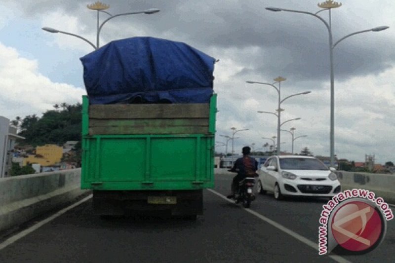 Truk besar lintasi jalan layang