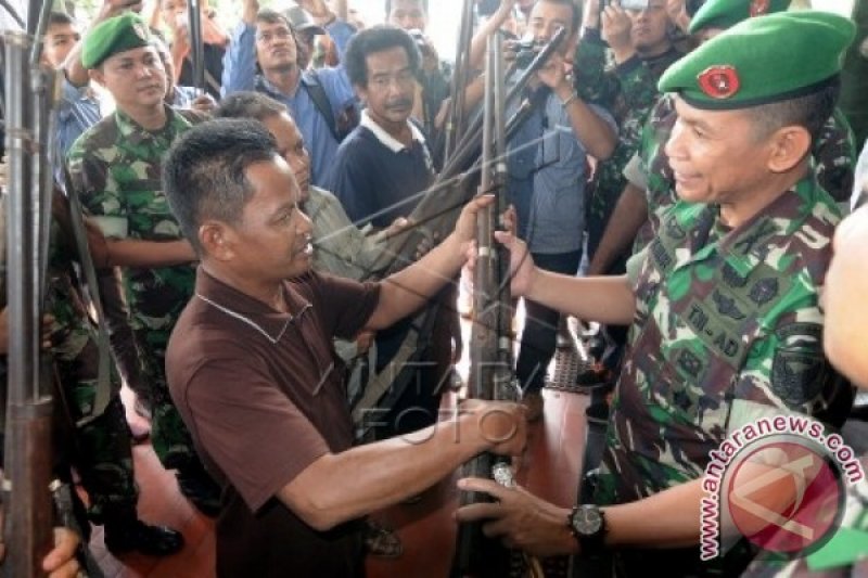 ORANG RIMBA SERAHKAN SENJATA API