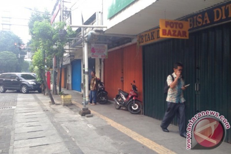 BOM JAKARTA - Pasca bom, sejumlah toko sekitar lokasi tak beroperasi