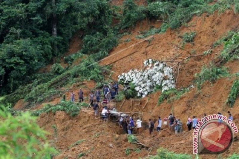 LONGSOR DI SOLOK SELATAN