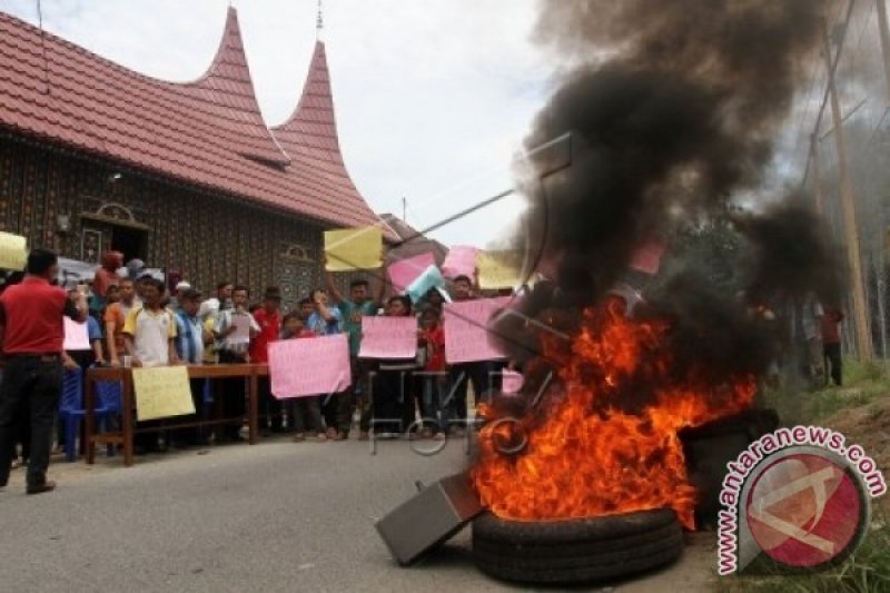 TUTUP AKSES PLTA SINGKARAK