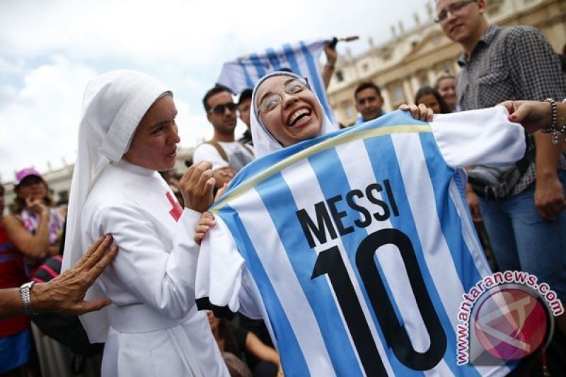 Lionel Messi Kirimkan Kausnya Kepada Penggemar Cilik Di Afghanistan