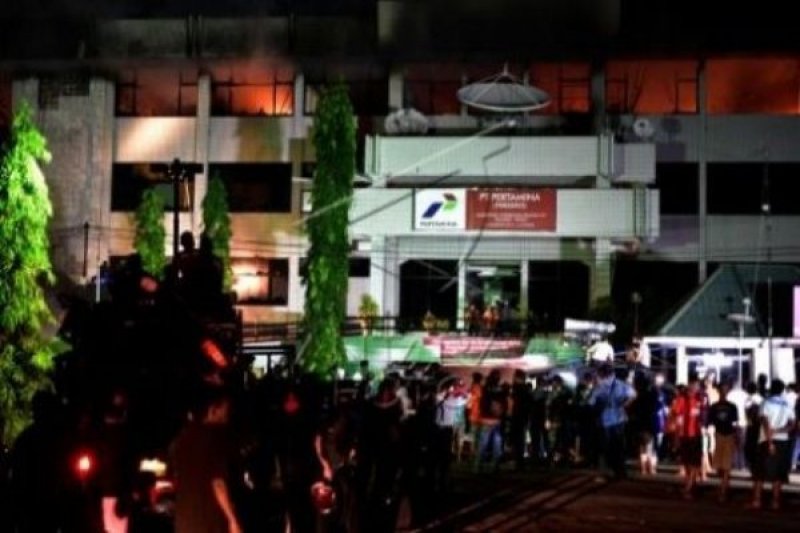 Kantor Pertamina Papua terbakar