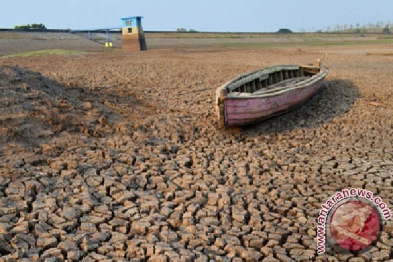 Akibat kekeringan, warga dua desa di Cianjur terpaksa gunakan air sungai