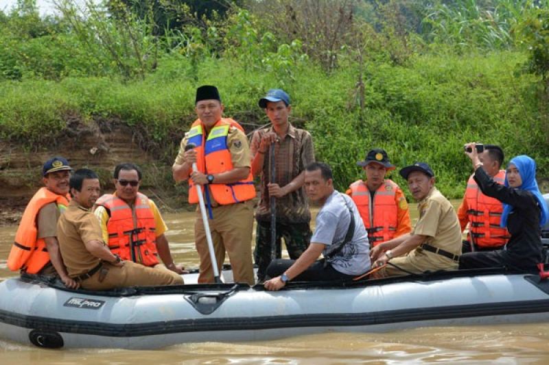 MENCARI WARGA HILANG TERBAWA ARUS KALI