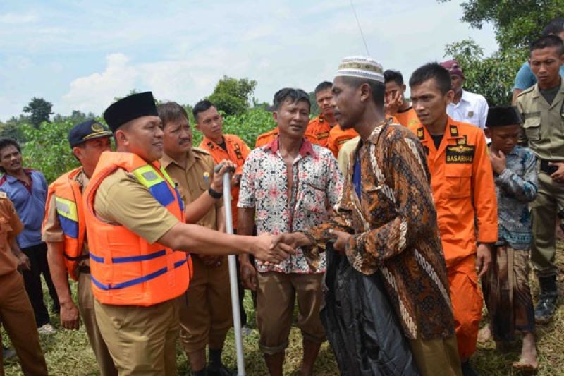 BUPATI MUSTAFA BERBINCANG DENGAN KELUARGA KORBAN