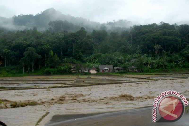 Banjir Bandang Terjang Desa Desa Di Tulungagung Antara News