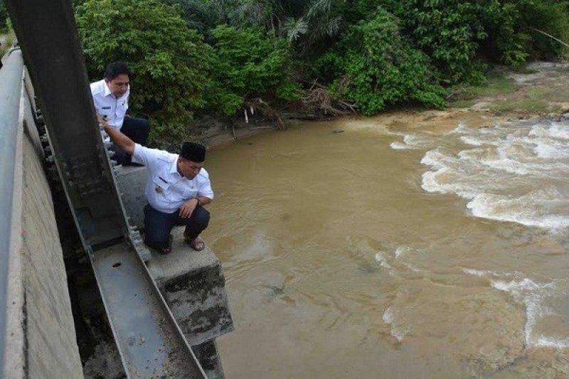 BUPATI MUSTAFA AMATI JEMBATAN