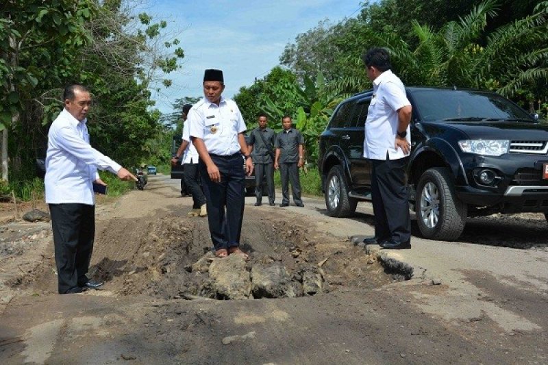 MUSTAFA LIHAT JALAN BERLUBANG 