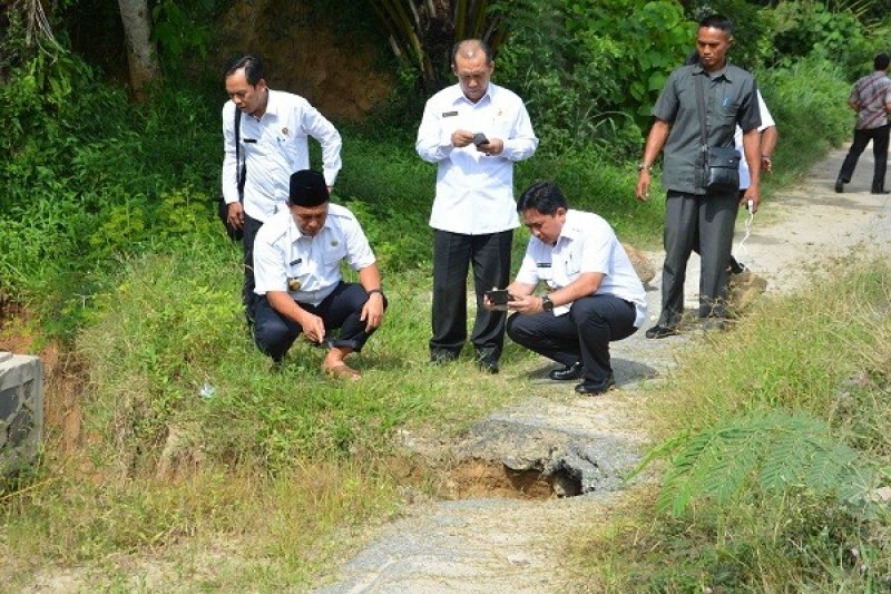 MUSTAFA TINJAU JALAN RUSAK