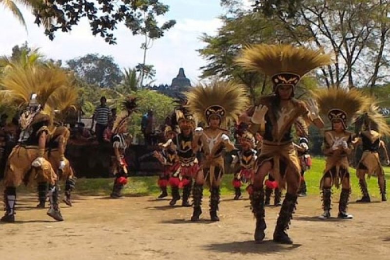 Tarian Topeng Ireng Meriahkan Pariwisata Candi Borobudur