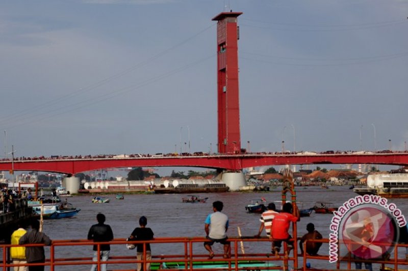 Kapal tongkang tabrak Jembatan Ampera 