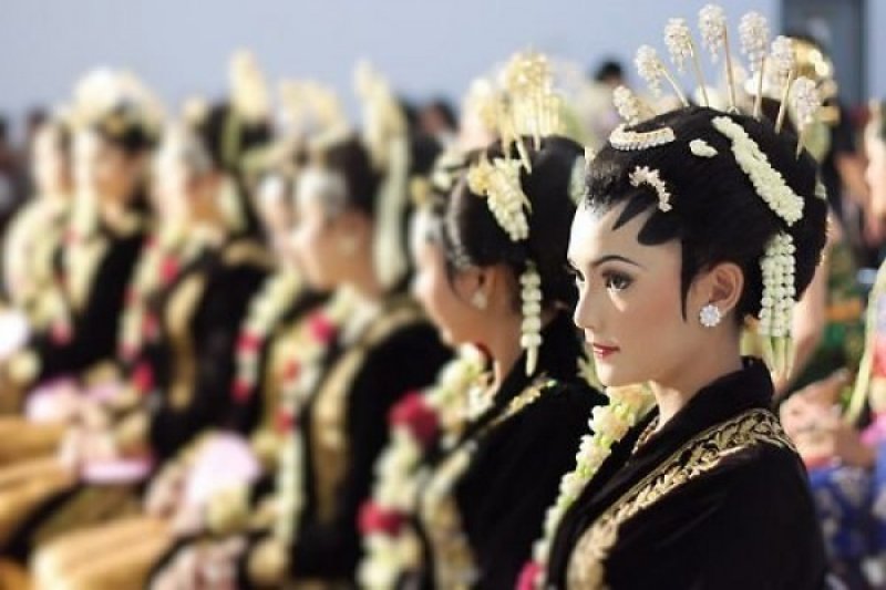 Busana daerah dan adat perkawinan Indonesia pukau wanita Roma