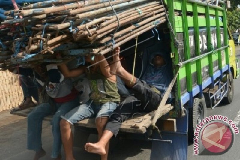 KENDARAAN BAK TERBUKA ANGKUT ORANG