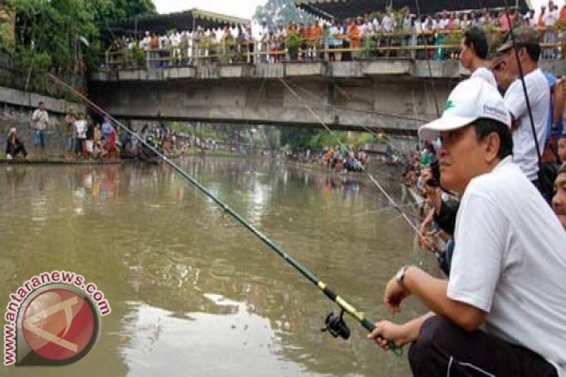 Sungai Cikapundung Dibendung pada HUT Kodam Siliwangi 