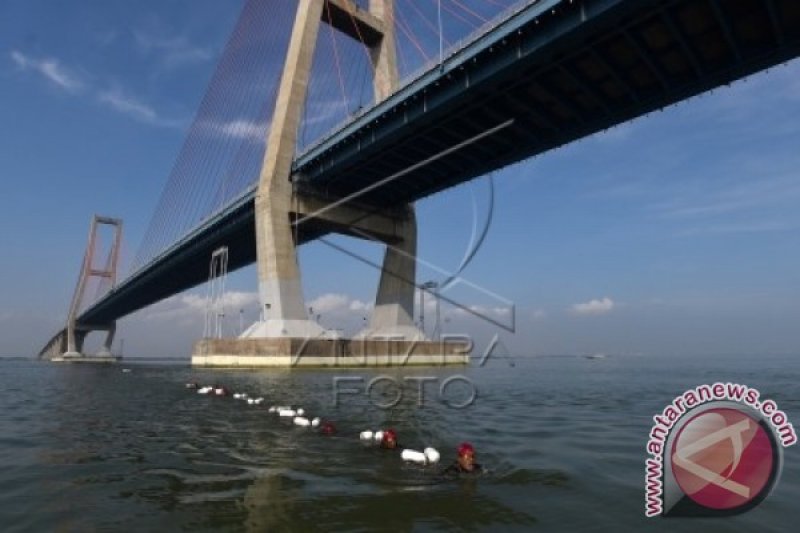 MARINIR BERENANG MELINTASI SELAT MADURA