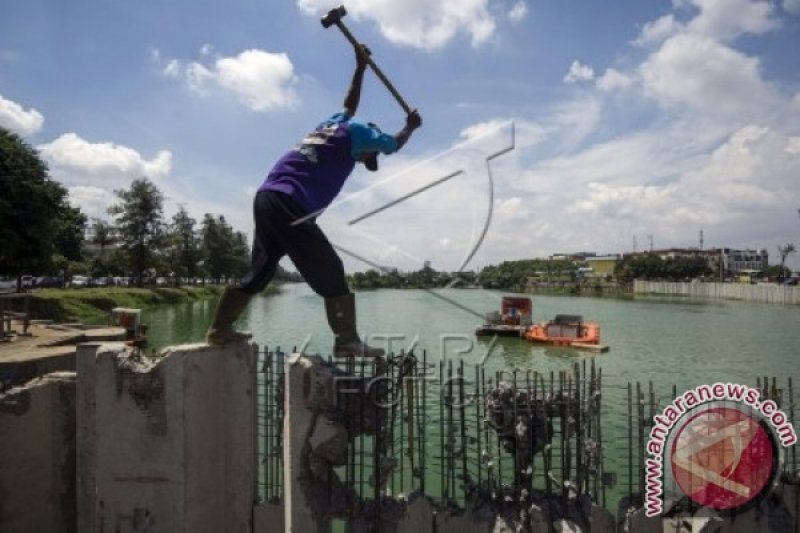 PEMASANGAN TURAP WADUK SUNTER BARAT