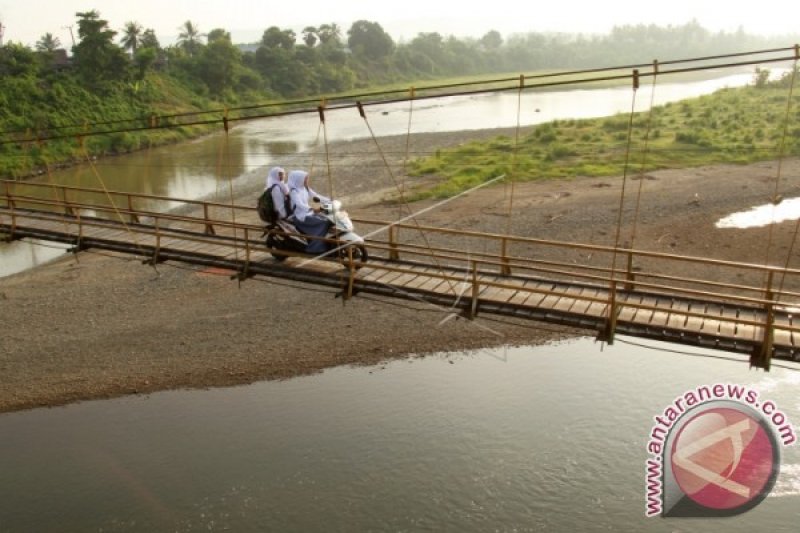 MELINTASI JEMBATAN GANTUNG