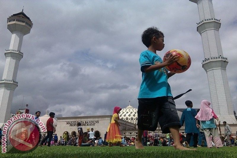 Warga Padati Taman Alun-Alun Bandung 